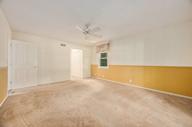 Building Photo - 3310 Lake Dr
