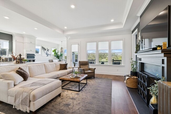 Building Photo - Luxurious living space *Fully furnished and impeccably designed*