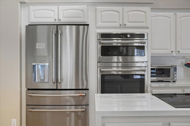 Building Photo - 1909 E Coral Tree Dr