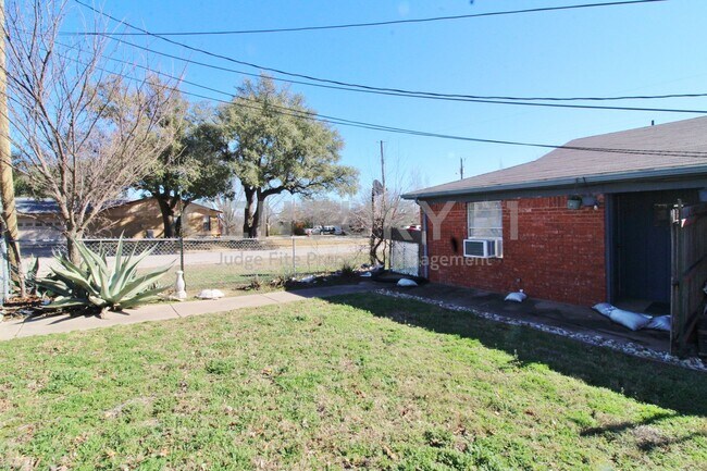 Building Photo - 715 E 3rd St