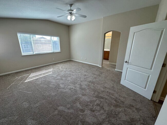 Building Photo - Gorgeous 6 Bedroom, 3 Bath Antioch Home