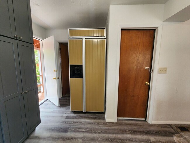 Building Photo - 221 - Steelhead Ave Duplex