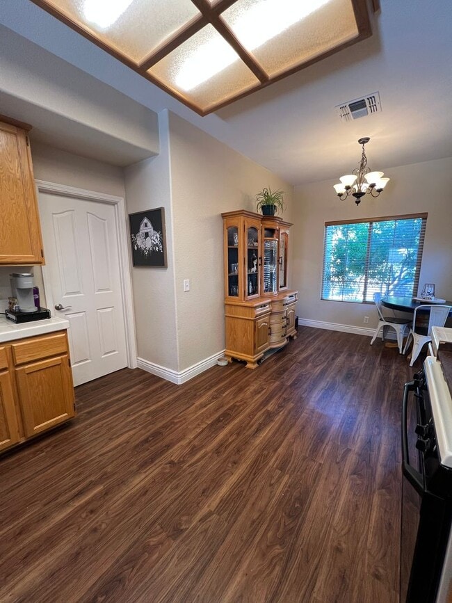Building Photo - 3 Bedroom - Heart of Roseville