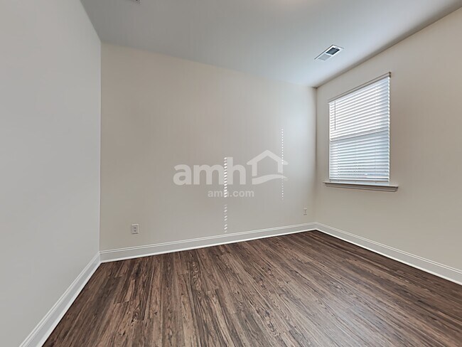 Building Photo - 605 W Lionel Rd