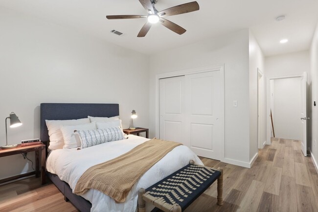 Building Photo - 2BD/2.5BA Townhouse w/ Private Fenced in Backyard, Covered Off Street Parking!