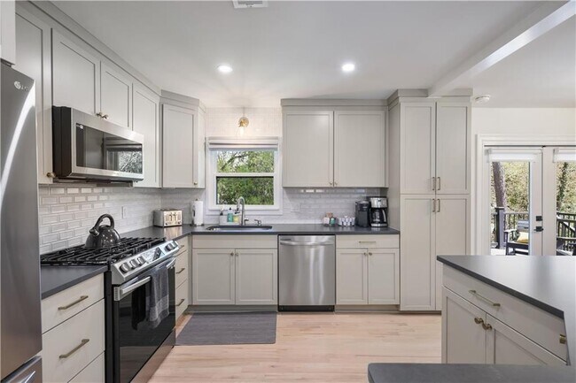 Building Photo - 677 Hillandale Cir