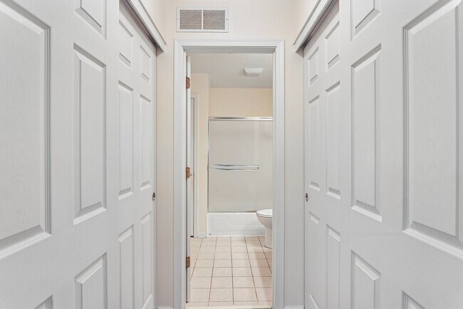 Building Photo - 984 Park Hill Cir