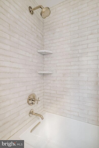 Building Photo - 2460 Ontario Rd NW