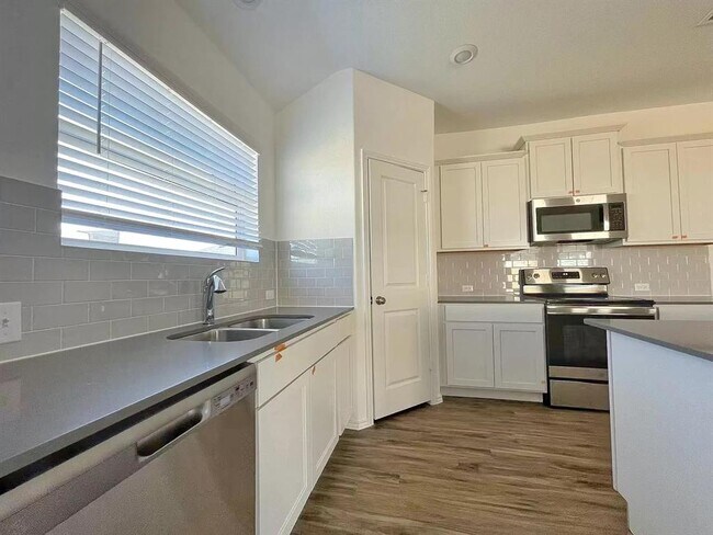 Building Photo - 104 Ulmus St