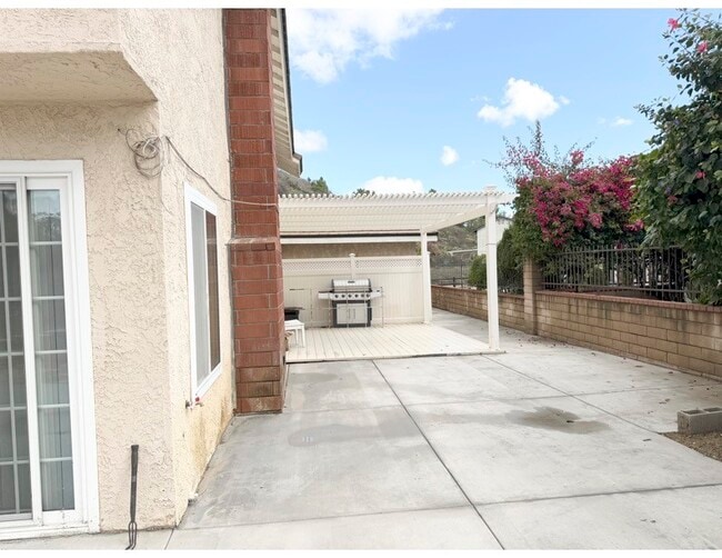 Building Photo - 19852 E Round Hill Ln