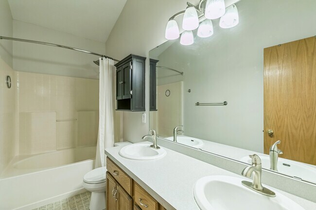 Building Photo - 1008 Oak St