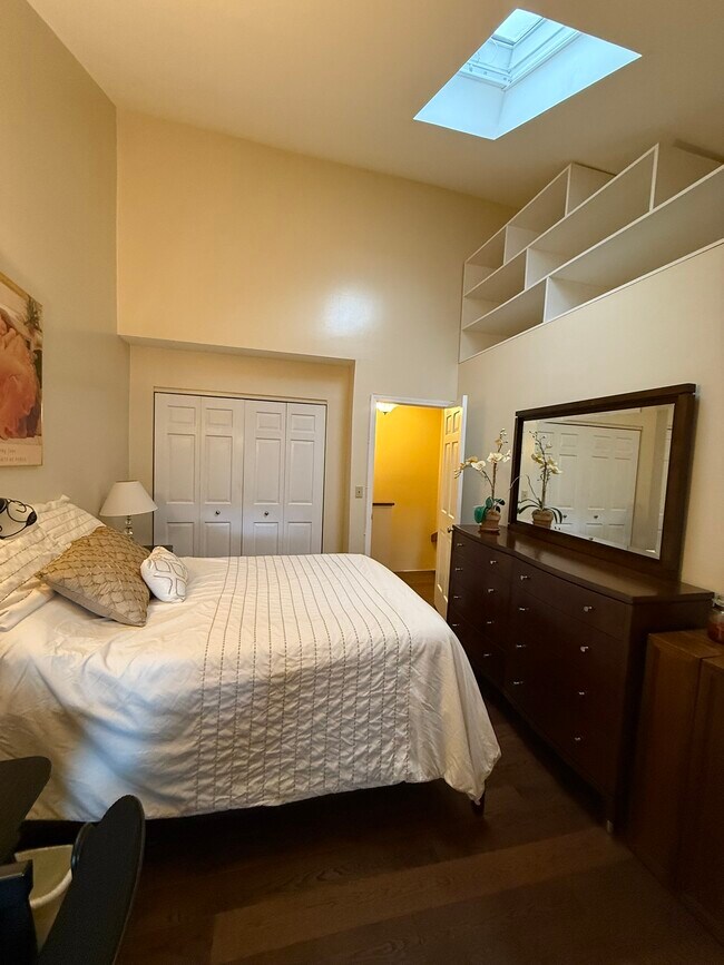 Building Photo - 1465 E Putnam Ave