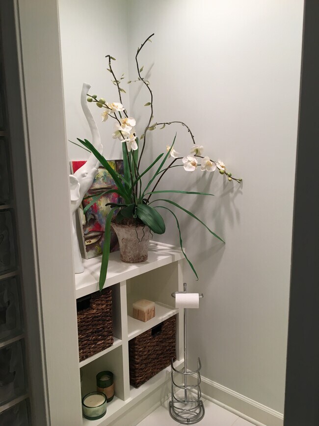 Building Photo - 705 Spring House Circle