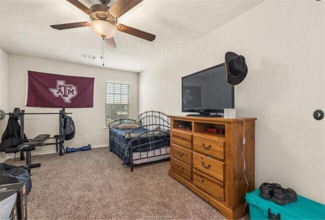 Building Photo - 915 Emerald Dove Ave