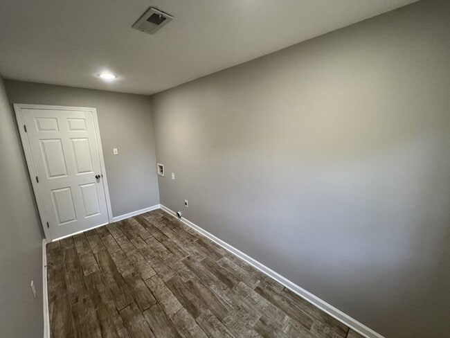 Building Photo - Charming 4-Bedroom Home with Large Backyar...