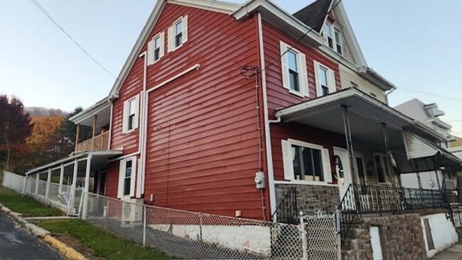 Building Photo - 3 bedroom 1 bathroom