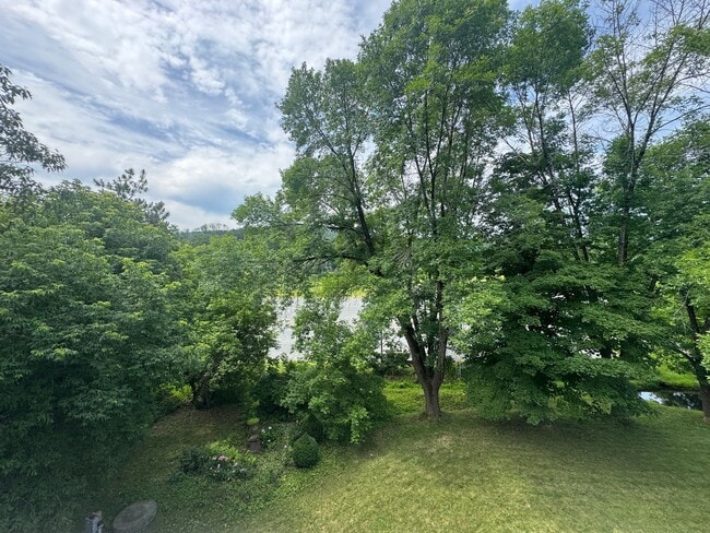 Building Photo - 2 bedroom with loft in downtown Quechee