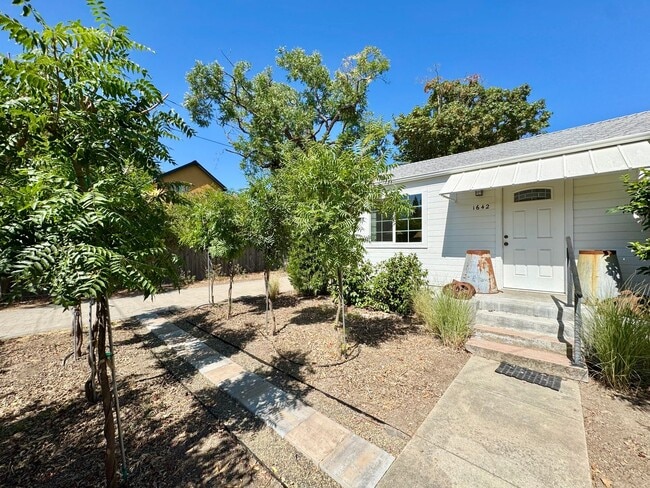 Building Photo - Available For 4+ Months!* Rare Find Furnished Saint Helena Gem, “Upper Tainter” 2 Bedrooms, 2 Bat...