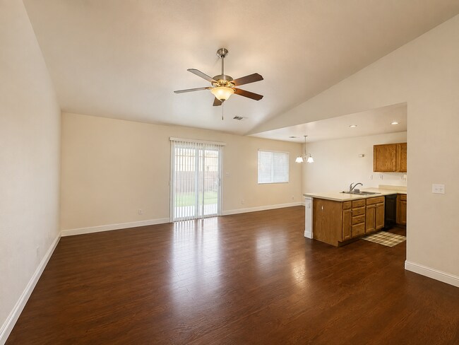 Building Photo - 3290 N Vista Ave