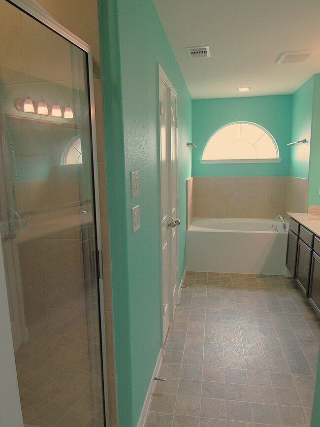Building Photo - Conveniently located townhome in gated com...