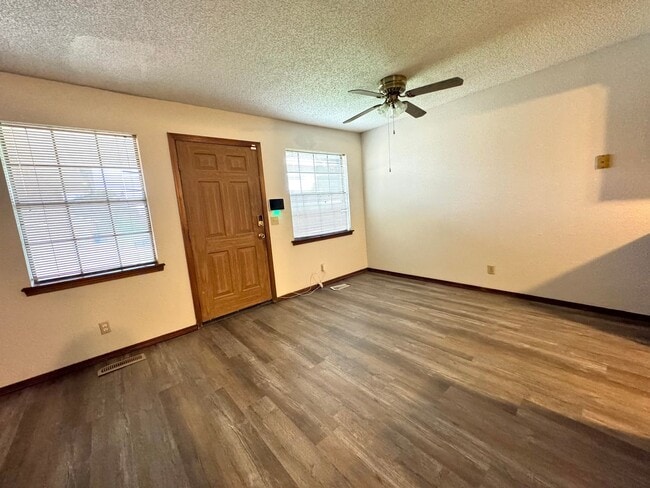 Building Photo - 3 bedroom 2 bathroom duplex In Broken Arrow!
