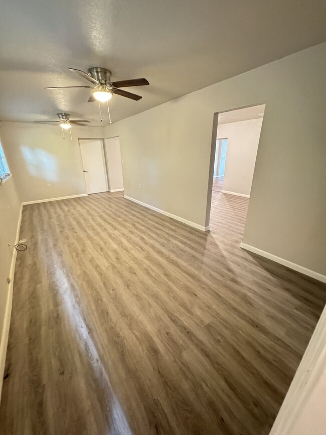 Building Photo - "Convinient 3-Bed, 2-Bath Home with 1600 S...