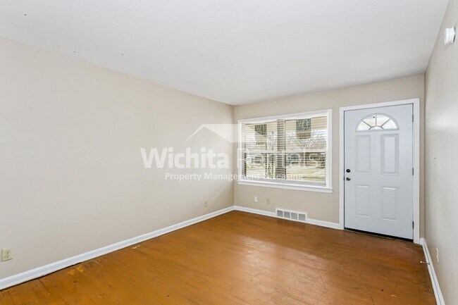 Building Photo - 2103-2103 S Old Manor Rd