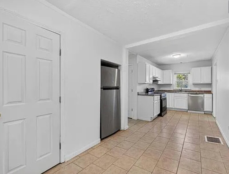 Building Photo - 6166 Emerald Ave