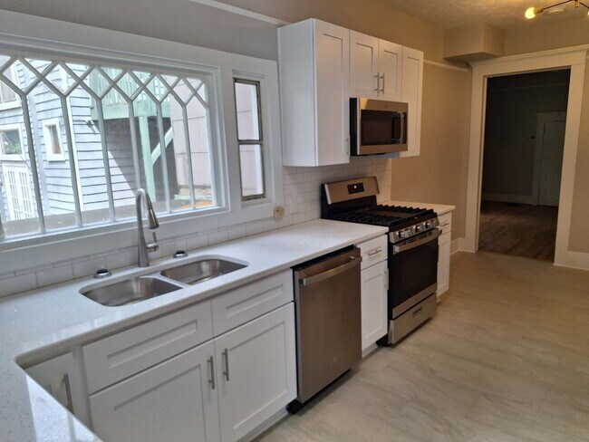 Building Photo - 852 Monroe Dr NE