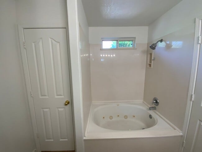 Building Photo - 3 Bedroom Single Story Home Available Near...