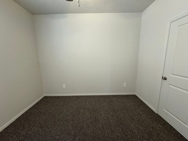 Building Photo - 4 bed 2 bath home in Huning Ranch! Newly B...