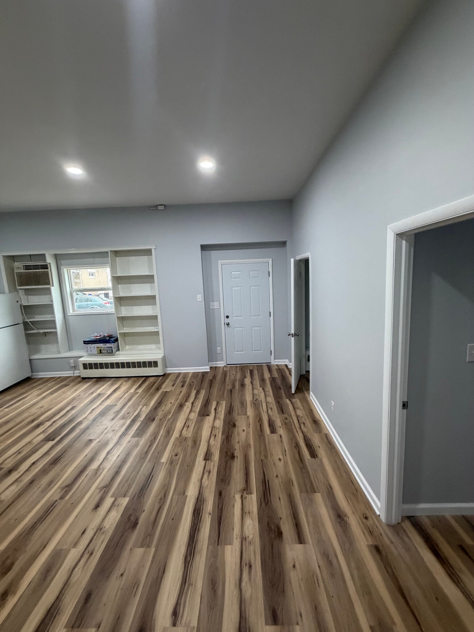 Living/dining area - 5201 Hunter Ave