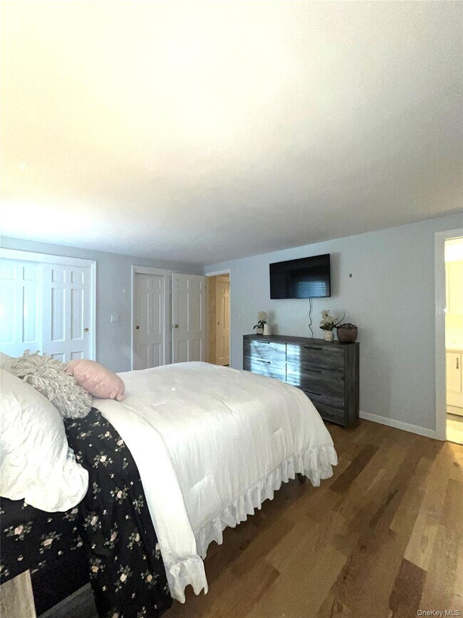 Building Photo - 25 Squires Ave