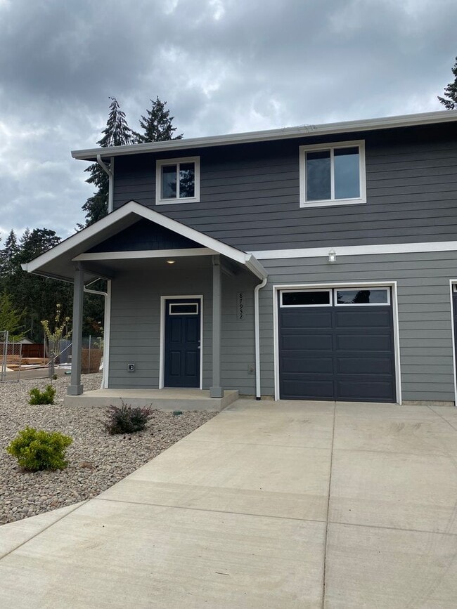 Building Photo - **SPRING SPECIAL- $200 off first months rent**  3 Bedroom Duplex in Veneta