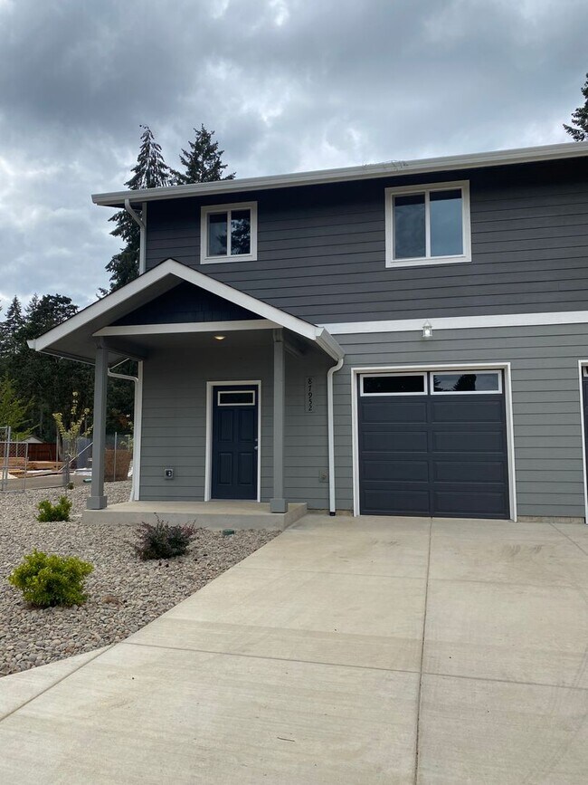 Building Photo - **SPRING SPECIAL- $400 off first months rent**  3 Bedroom Duplex in Veneta