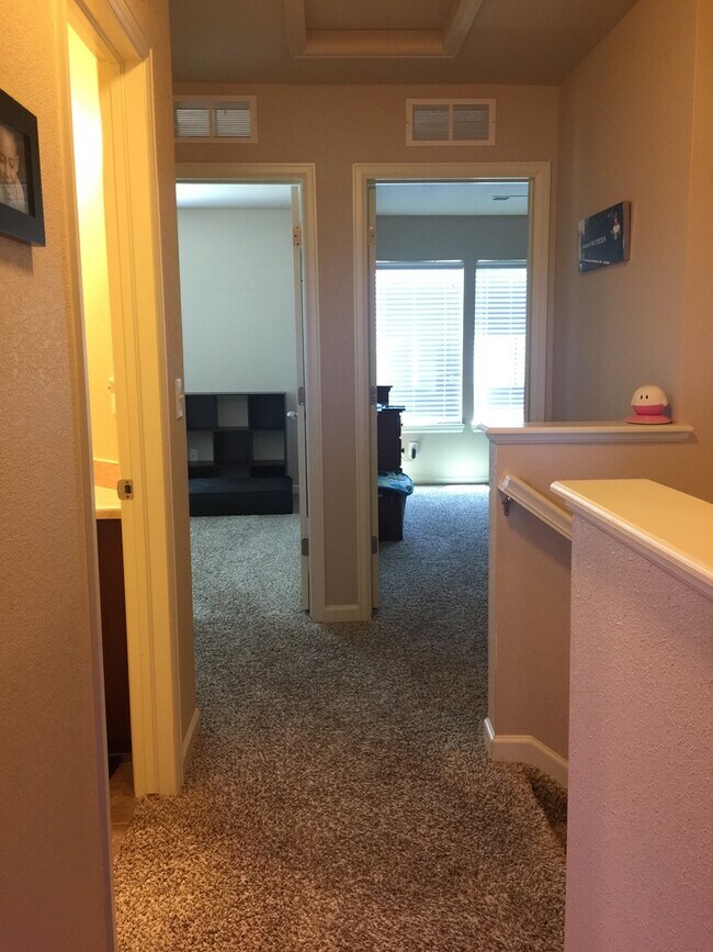 Building Photo - Southern Facing End 3 Bedroom Townhome