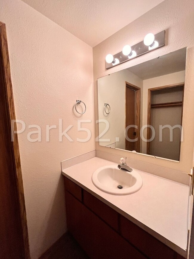 Building Photo - 2 Bedroom Puyallup Area Townhome