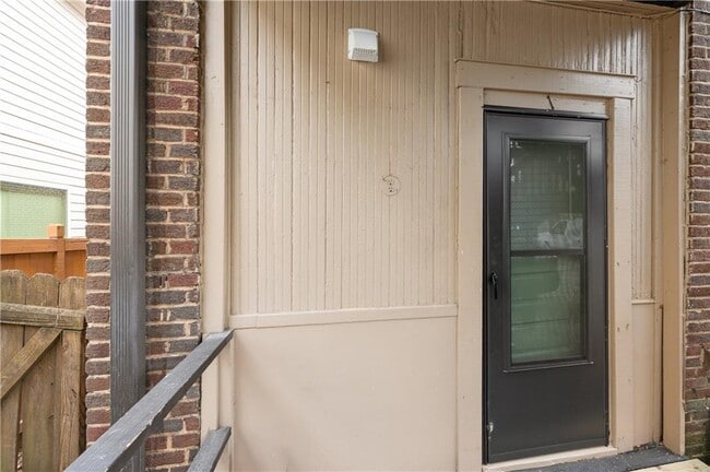 Building Photo - 716 Lakeview Ave NE