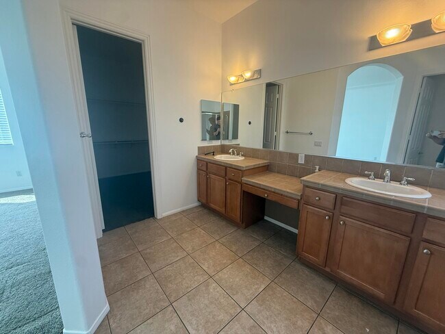 Building Photo - 103 Romanza Ln