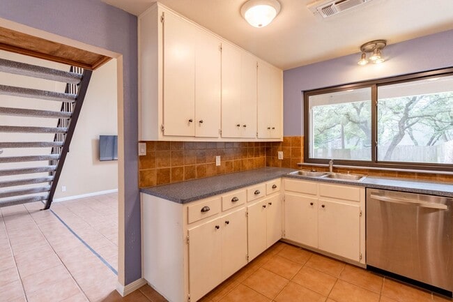 Building Photo - Charming 3 bed 2 bath Home in NW Austin!