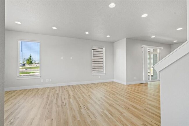 Building Photo - Perfectly designed 5-bedroom, 3-bath singl...