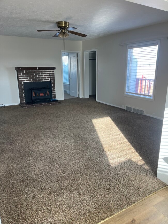 Building Photo - 725 Sand Creek Rd