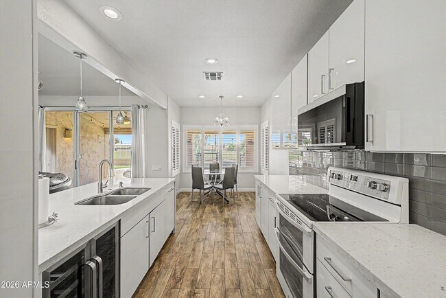 Building Photo - 6217 W Monona Dr