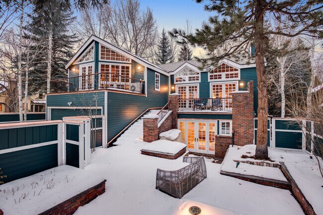 Building Photo - 437 W Smuggler St