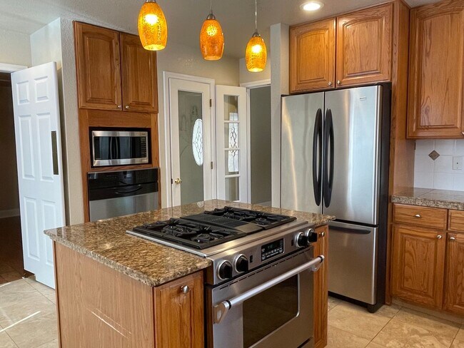 Building Photo - 3 bedroom, 3 bath, entertainment room, lib...