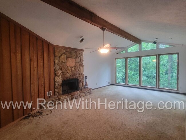 Building Photo - Charming Cabin Style Home on 1.3 Acres / F...