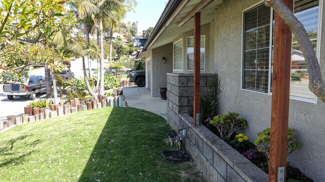 Building Photo - Beautifully Remodeled 3 Bed, 2 Bath Home i...