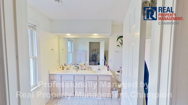 Building Photo - Adorable 2 BD Townhome with Private Patio