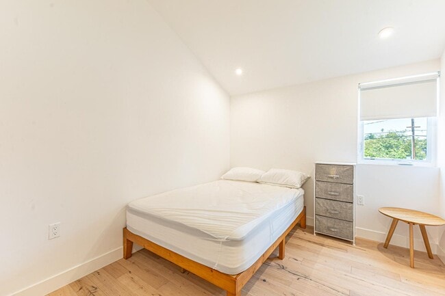 Building Photo - 5055 Lincoln Ave