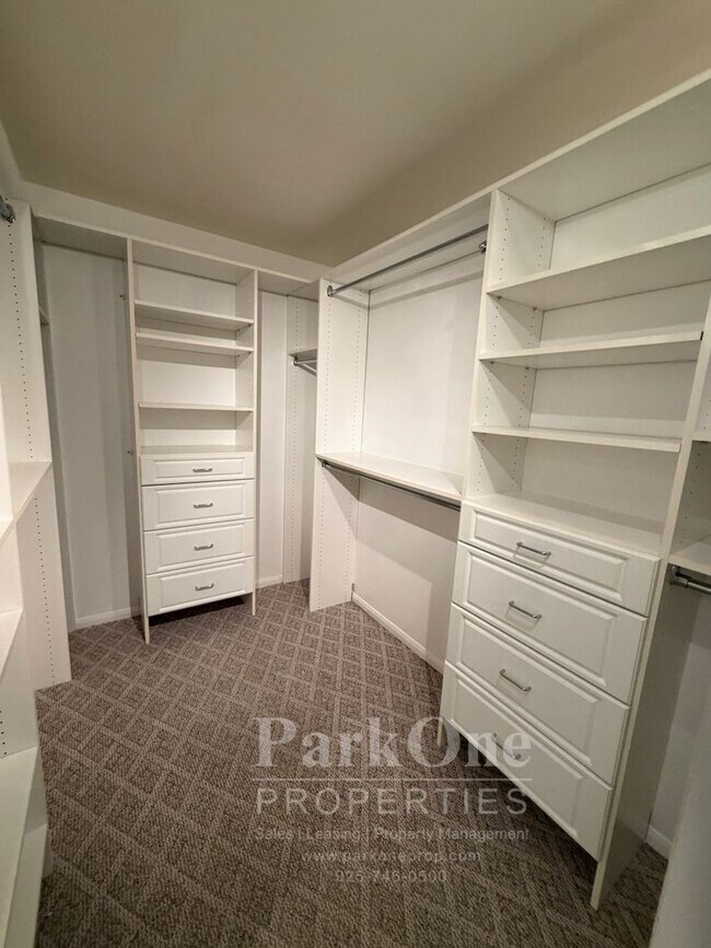 Building Photo - Spacious Condo Near Downtown Walnut Creek Available Now!